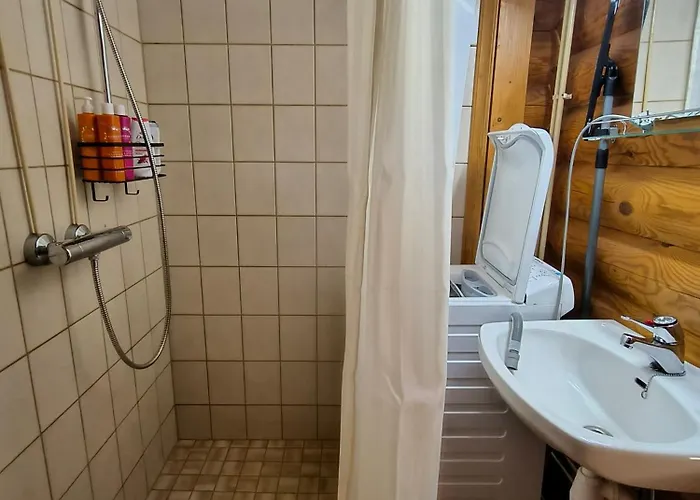 木屋 Vaehaereinari, Moekki Yllaeksellae *